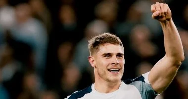 فان دي فين لاعب توتنهام يحتفل بهدفه المارادوني