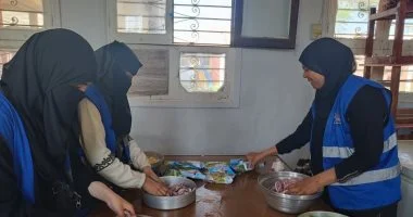 توزيع 710 وجبات ساخنة وخدمات متنوعة للمنازل والمساجد في المحافظات.
