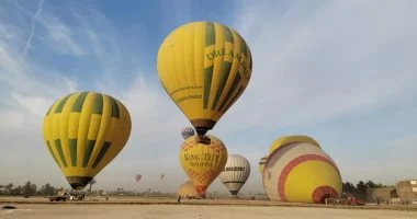 توقف رحلات البالون بالأقصر بسبب الرياح القوية والتغيرات الجوية