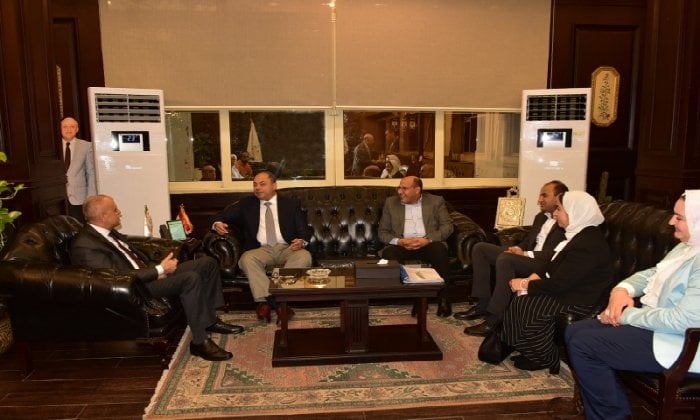 توقيع عقود عدد من المشروعات الجديدة في الأقصر