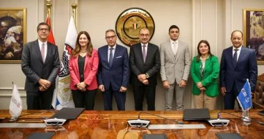 وزير قطاع الأعمال العام يشهد توقيع عقد تمويل إنشاء أول مصنع لإنتاج أقراص وحبيبات الكلور