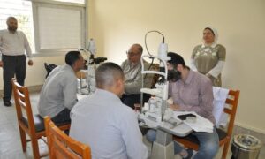 جامعة حلوان تنظم قافلة طبية متخصصة للكشف على عيون العاملين مجاناً