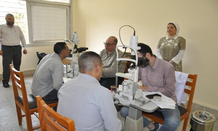 جامعة حلوان تنظم قافلة طبية متخصصة للكشف على عيون العاملين مجاناً