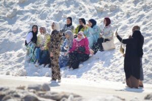 خلال عطلة نهاية الأسبوع….. جبال الملح ببورفؤاد تجذب آلاف الزوار من مختلف محافظات مصر