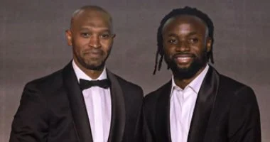 حفل جوائز الكاف.. شيكابالا يسلم فيستون ماييلى جائزة أفضل لاعب داخل القارة