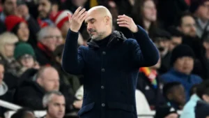 جوارديولا يثير الجدل في الدوري الإنجليزي بخطأ تحكيمي كبير!