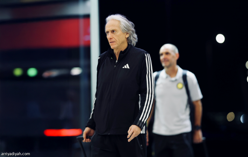 جيسوس يضع سيماكان في التشكيلة الأساسية لمواجهة نيوم القادمة