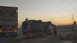 انقلاب سيارة نقل محملة بالملابس بالقليوبية