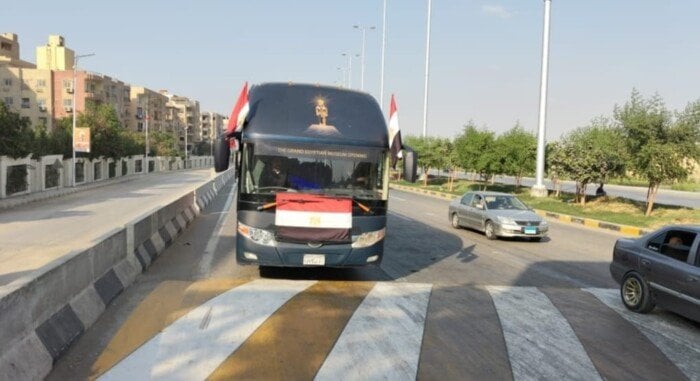 حافلات جديدة تجوب شوارع الجيزة احتفالاً بافتتاح المتحف المصري الكبير الجيزة تطلق حافلات تجوب الشوارع احتفالاً بافتتاح المتحف المصري الكبير