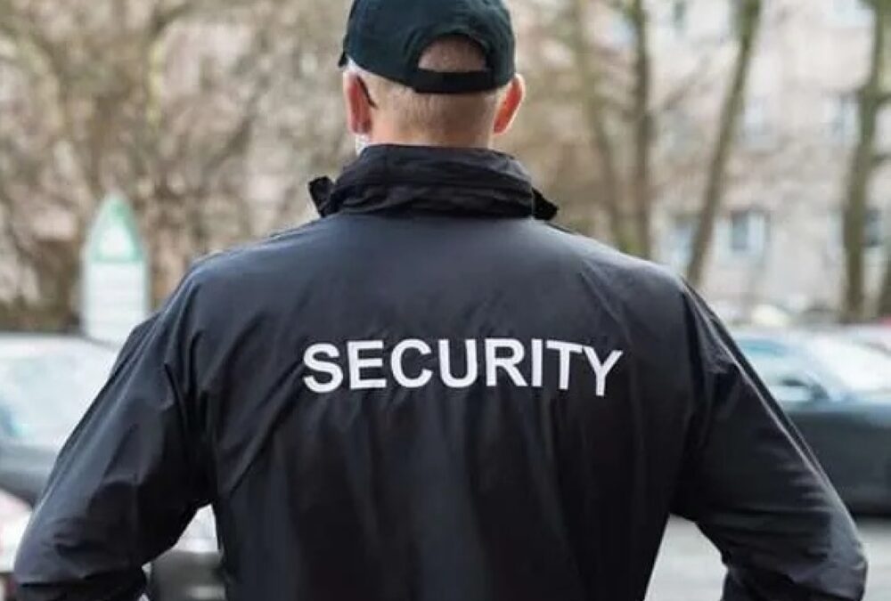 حراس الأمن يعانون: رواتب هزيلة وأزمة في التأمين الطبي وخدمات الرعاية الصحية.