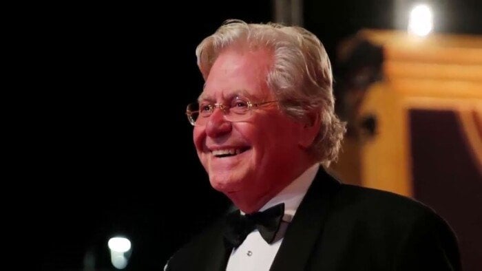 «المسرح واحشني».. حسين فهمي يكشف عن أعماله الفنية القادمة