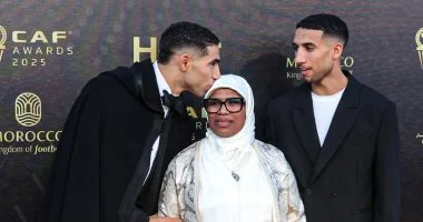 جوائز جلوب سوكر.. حكيمي يحضر رفقة والدته بـ " سكوتر " .. فيديو