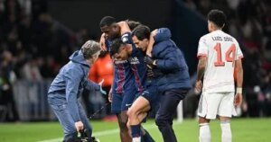 إصابة قاسية تُخرج حكيمي بالدموع من قمة بي إس جي ضد البايرن.. فيديو