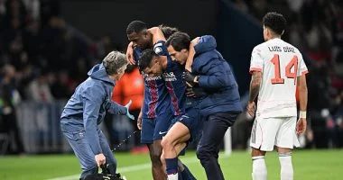 إصابة قاسية تُخرج حكيمي بالدموع من قمة بي إس جي ضد البايرن.. فيديو