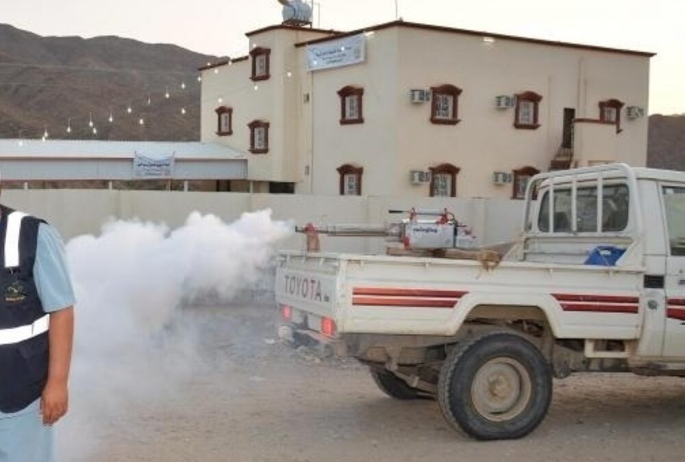 حملة رش قوية لمكافحة نواقل الأمراض في عسير تستهدف تعزيز البيئة الصحية للمواطنين