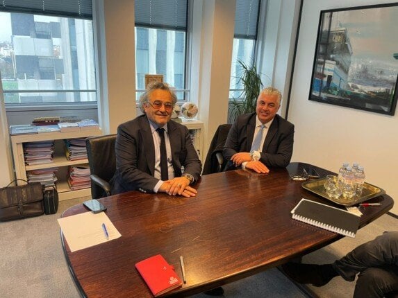 رئيس اقتصادية قناة السويس يروج لـ 21 قطاعًا استثماريًا بفرنسا.. وقطار "الطاقة الخضراء" ينطلق!