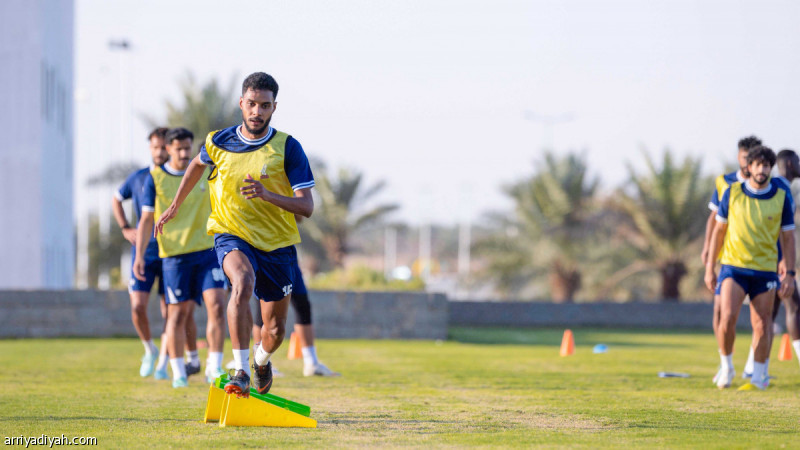 رئيس الرائد يقدم دعم مالي لنادي الصقر بالقصيم