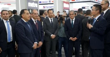 رئيس الوزراء يتفقد جناح هواوي بمعرض Cairo ICT
