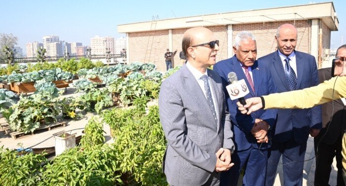 رئيس جامعة أسيوط يشيد بتجربة كلية الزراعة في زراعة الأسطح