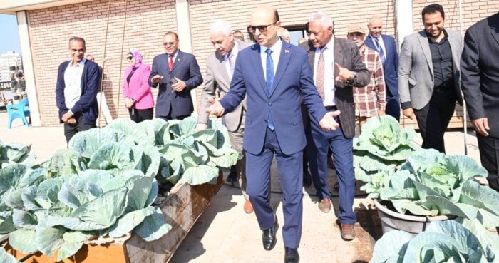 رئيس جامعة أسيوط يتابع جهود كلية الزراعة في زراعة الأسطح