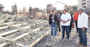 رئيس جامعة بنها يتابع إنشاء الدور الأرضي بمبنى المدرجات الجديد