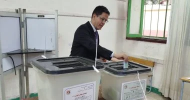 رئيس جامعة بنها يشارك في التصويت لانتخابات مجلس النواب