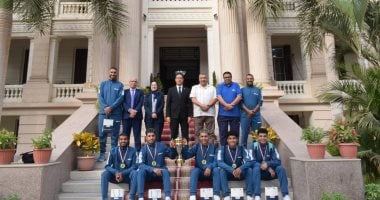 رئيس جامعة بنها يكرّم الفائزين بالمركز الأول في بطولة كرة القدم الخماسية