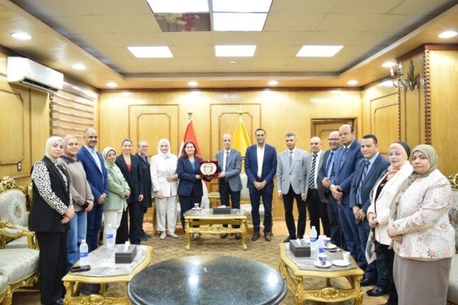 رئيس جامعة بني سويف يستقبل وفداً ممثلًا لعدد من الجامعات الفرنسية