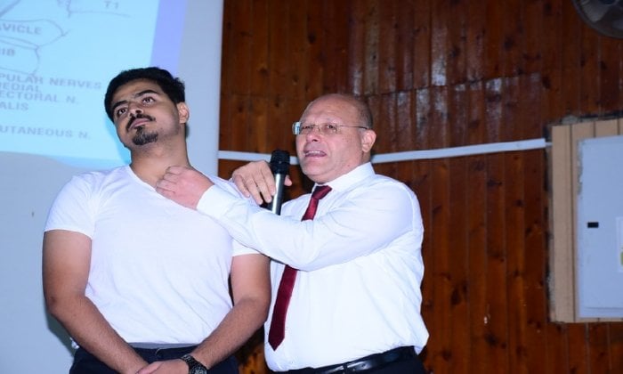 رئيس جامعة سوهاج يلقي محاضرة لطلاب كلية الطب عن شلل الضفيرة العصبية الولادي