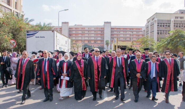 رئيس جامعة طنطا يشهد احتفالية تخريج الدفعة الـ 47 بكلية طب الأسنان