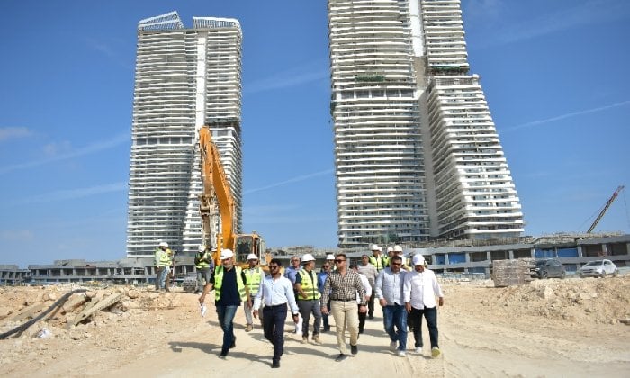 رئيس جهاز مدينة العلمين الجديدة يتفقد مشروع بحيرات الداون تاون وكوبري تقاطع طريق C19