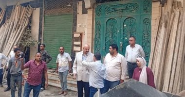 رئيس حي شرق شبرا الخيمة يزيل البناء المخالف ويحقق مع المقصرين