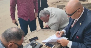 رئيس حي شرق شبرا الخيمة يستمع لشكاوى المواطنين مباشرة في الشوارع.