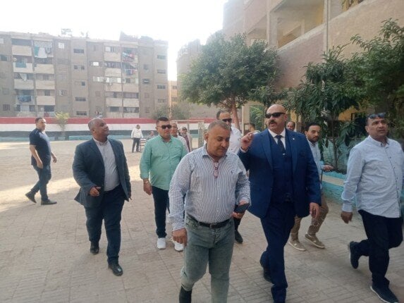 رئيس حى شرق شبرا الخيمة يتابع الاستعدادات النهائية و جاهزية المقرات الانتخابية