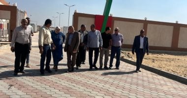 رئيس سمسطا ومدير الوحدة الاقتصادية يتفقدان مشروع تجفيف المنتجات الزراعية.