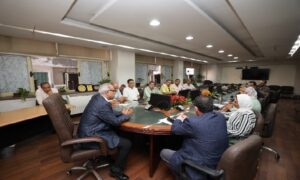 رئيسً صرف الإسكندرية الجديد يبحث استعدادات موسم الشتاء