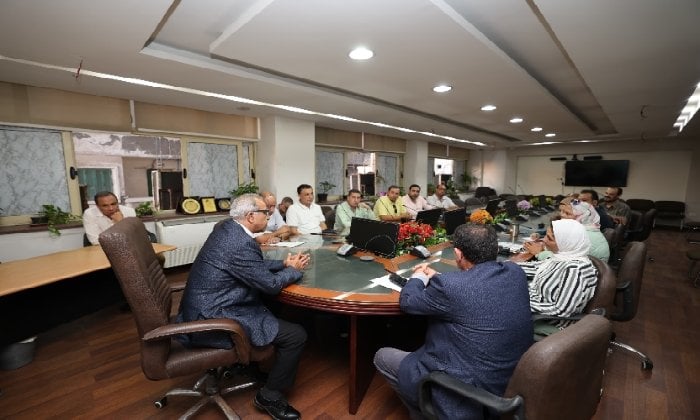 رئيسً صرف الإسكندرية الجديد يبحث استعدادات موسم الشتاء