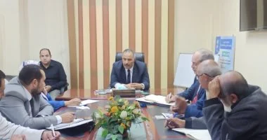 رئيس مياه القناة يجتمع لتفقد استعداد فرق العمل والمعدات الأساسية