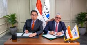 رئيس اقتصادية قناة السويس يوقع عقد "إتش أند إل" للملابس الجاهزة