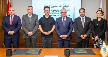 رئيس اقتصادية قناة السويس يوقّع عقد "ساميل سولوشن" لصناعة الملابس الجاهزة