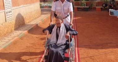 رجل على كرسي متحرك يشارك في انتخابات مجلس النواب بسوهاج