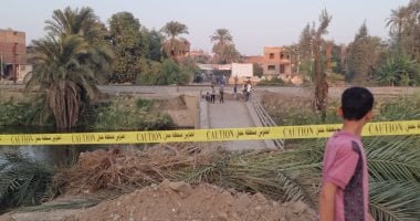 رفع أجزاء من الكوبري المنهار بالعتامنة سوهاج مع عرض فيديو وصور