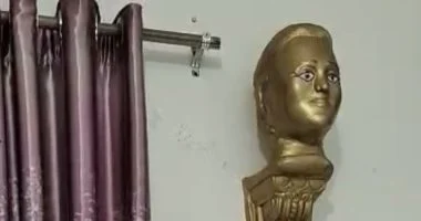 زوج ينحت تمثالاً لزوجته بحيث تشرق عليه الشمس في يوم عيد ميلادها