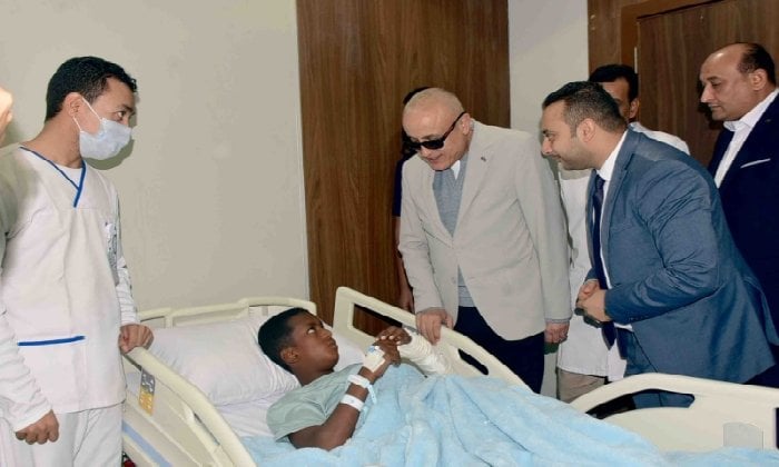 محافظ الأقصر يزور الأطفال المصابين في حادث أتوبيس إسنا ويصرف مساعدات فورية لأسرهم