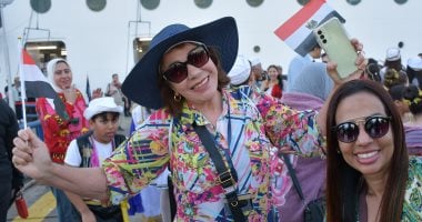 سائحات يرقصن على أنغام السمسمية خلال استقبال السفينة السياحية في بورسعيد
