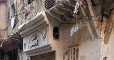 سقوط جزء من مبنى قديم بالجمرك في الإسكندرية ومعه صور