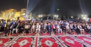 سكان الأقصر يتجمعون لمشاهدة افتتاح المتحف المصري الكبير.