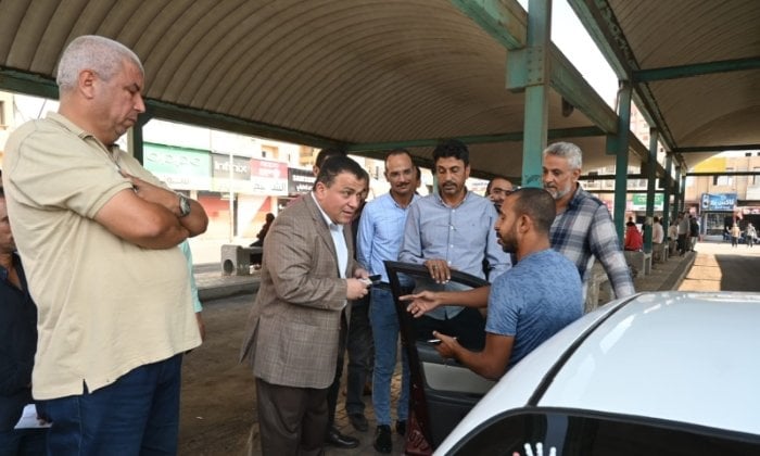 سكرتير عام البحيرة يُتابع الانضباط والالتزام بخطوط السير بمجمع مواقف دمنهور وأبو حمص