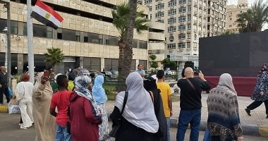 سكندريون يتوافدون لمشاهدة افتتاح المتحف المصري الكبير عبر الشاشات كبيرة