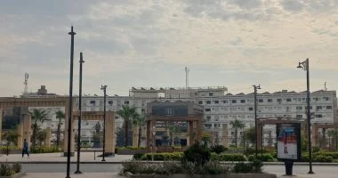 سماء أسوان ملبدة بالغيوم وطقس متقلب يسيطر عليها